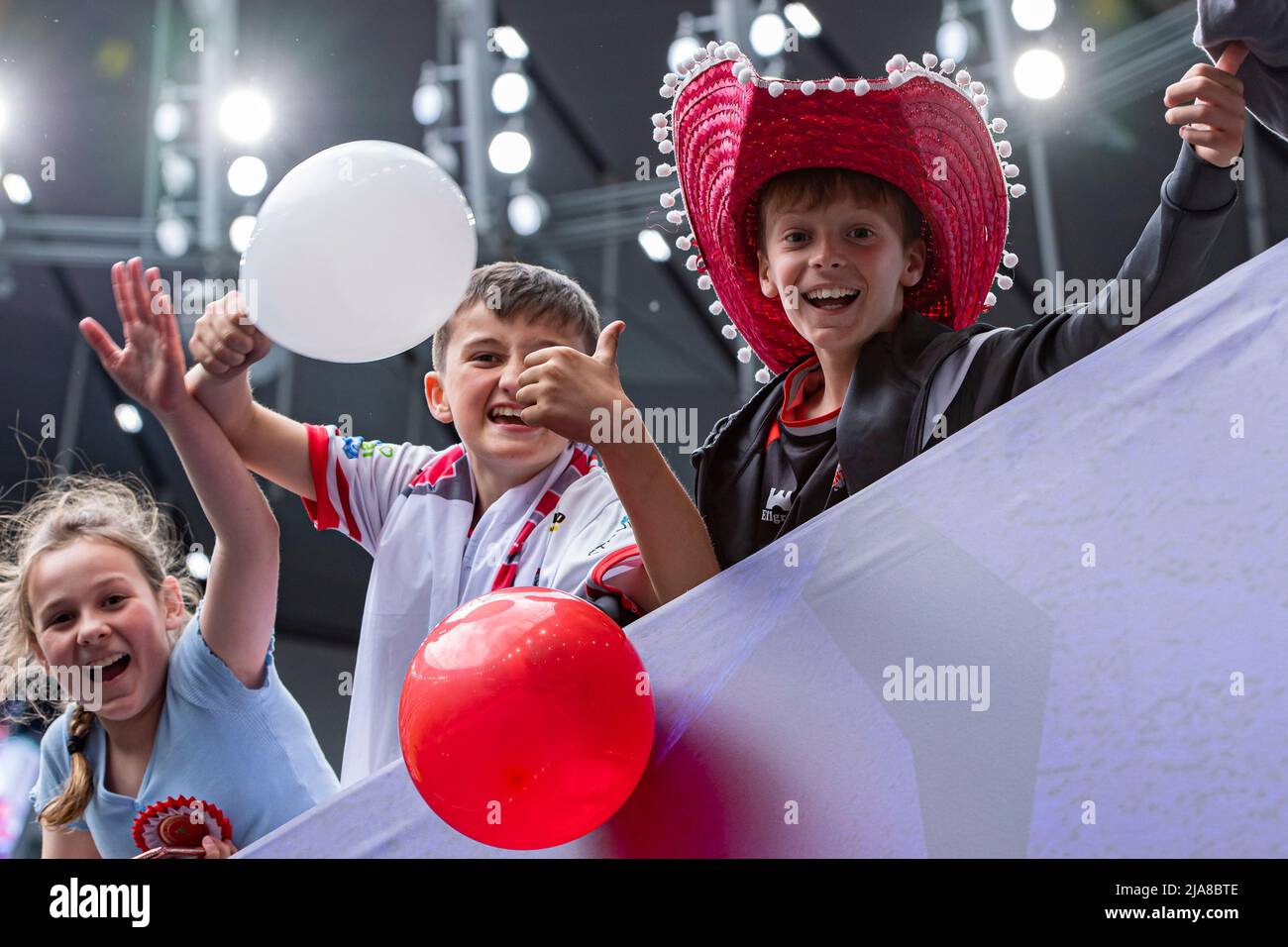 LONDON, GROSSBRITANNIEN. 28., Mai 2022. Die Kinder-Fans während des ab Sundecks 2022 Cup Finales 1895 - Featherstone Rovers vs Leigh Centurions im Tottenham Hotspur Stadium am Samstag, den 28. Mai 2022. LONDON, ENGLAND. Kredit: Taka G Wu/Alamy Live Nachrichten Stockfoto