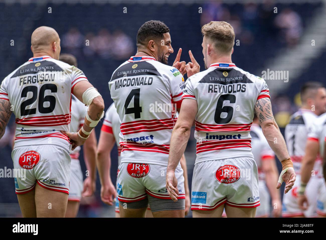 LONDON, GROSSBRITANNIEN. 28., Mai 2022. Ben Reynolds von Leigh Centurions feiert einen Versuch mit Teamkollegen während des ab Sundecks 2022 Cup Finales 1895 - Featherstone Rovers vs Leigh Centurions im Tottenham Hotspur Stadium am Samstag, den 28. Mai 2022. LONDON, ENGLAND. Kredit: Taka G Wu/Alamy Live Nachrichten Stockfoto
