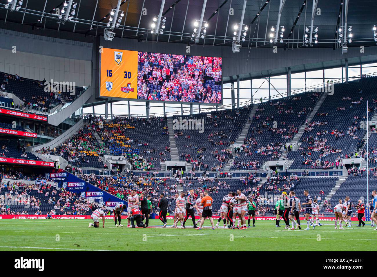 LONDON, GROSSBRITANNIEN. 28., Mai 2022. Das Endergebnis - Featherstone Rovers 16-30 Leigh Centurions gewinnen ab Sundecks 1895 Cup während des ab Sundecks 1895 Cup Finales 2022 - Featherstone Rovers vs Leigh Centurions im Tottenham Hotspur Stadium am Samstag, den 28. Mai 2022. LONDON, ENGLAND. Kredit: Taka G Wu/Alamy Live Nachrichten Stockfoto