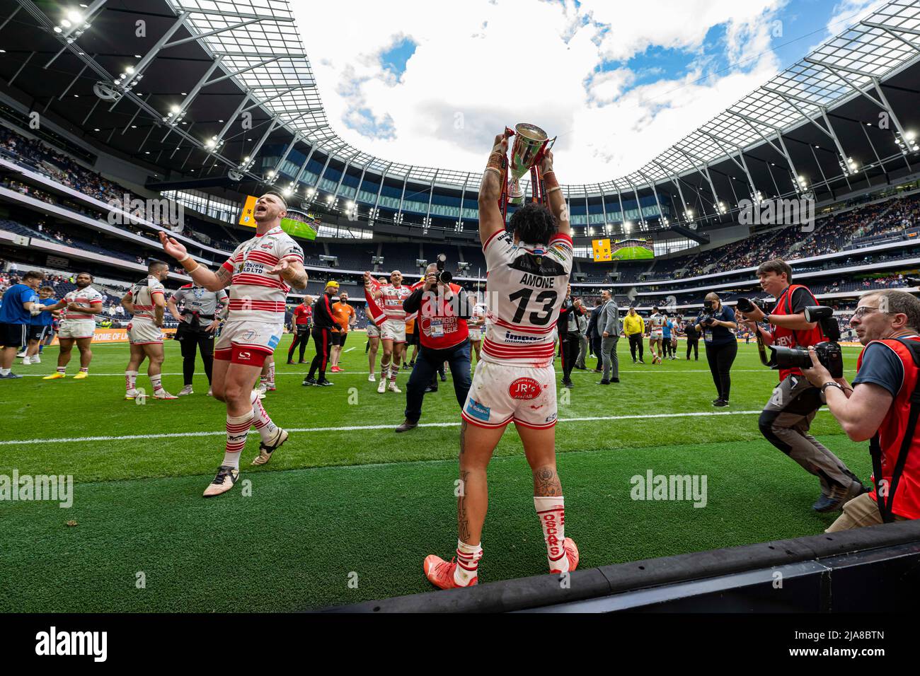LONDON, GROSSBRITANNIEN. 28., Mai 2022. Tom Amone von Leigh Centurions feiert, nachdem Leigh Centurions am Samstag, den 28. Mai 2022, beim ab Sundecks 1895 Cup Finale 2022 den ab Sundecks 1895 Cup gewonnen hat - Featherstone Rovers vs Leigh Centurions im Tottenham Hotspur Stadium. LONDON, ENGLAND. Kredit: Taka G Wu/Alamy Live Nachrichten Stockfoto