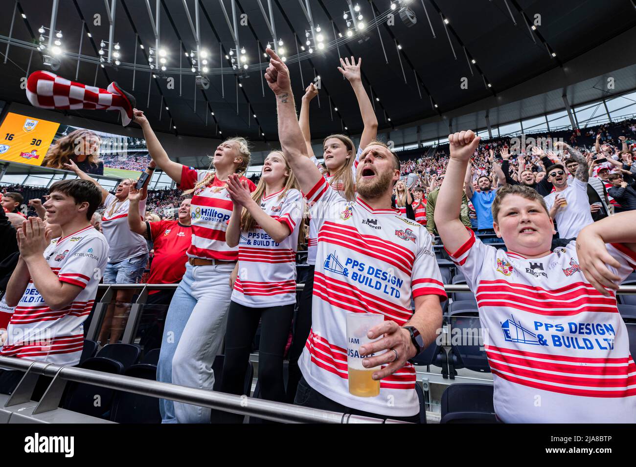 LONDON, GROSSBRITANNIEN. 28., Mai 2022. Die Fans feiern, nachdem Leigh Centurions den ab Sundecks 1895 Cup während des ab Sundecks 1895 Cup Finales 2022 gewonnen hat - Featherstone Rovers vs Leigh Centurions im Tottenham Hotspur Stadium am Samstag, den 28. Mai 2022. LONDON, ENGLAND. Kredit: Taka G Wu/Alamy Live Nachrichten Stockfoto