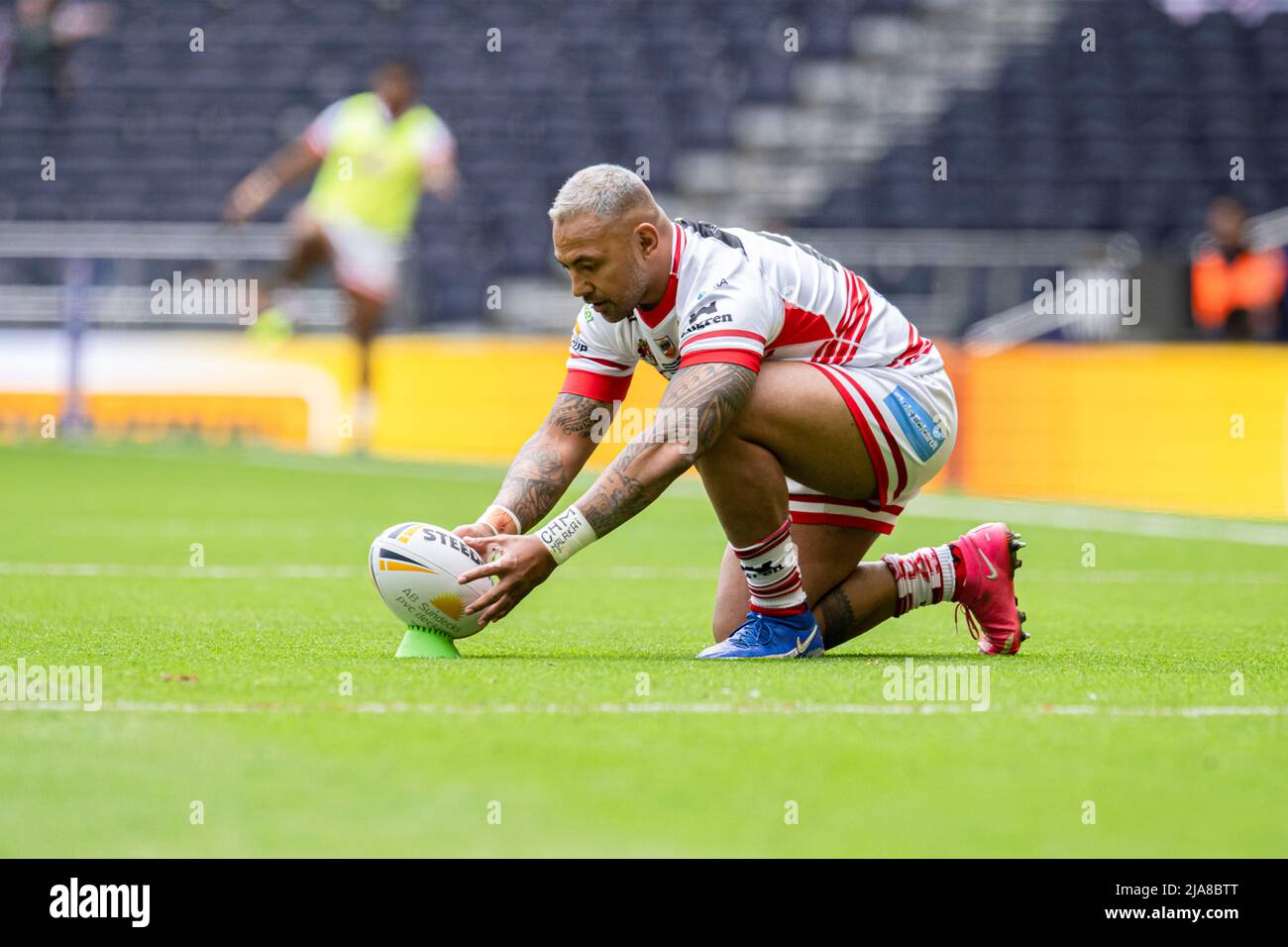 LONDON, GROSSBRITANNIEN. 28., Mai 2022. Krisnan Inu von Leigh Centurions nimmt während des ab Sundecks 2022 Cup Finales 1895 - Featherstone Rovers vs Leigh Centurions am Samstag, den 28. Mai 2022, im Tottenham Hotspur Stadium einen Conversion Kick. LONDON, ENGLAND. Kredit: Taka G Wu/Alamy Live Nachrichten Stockfoto