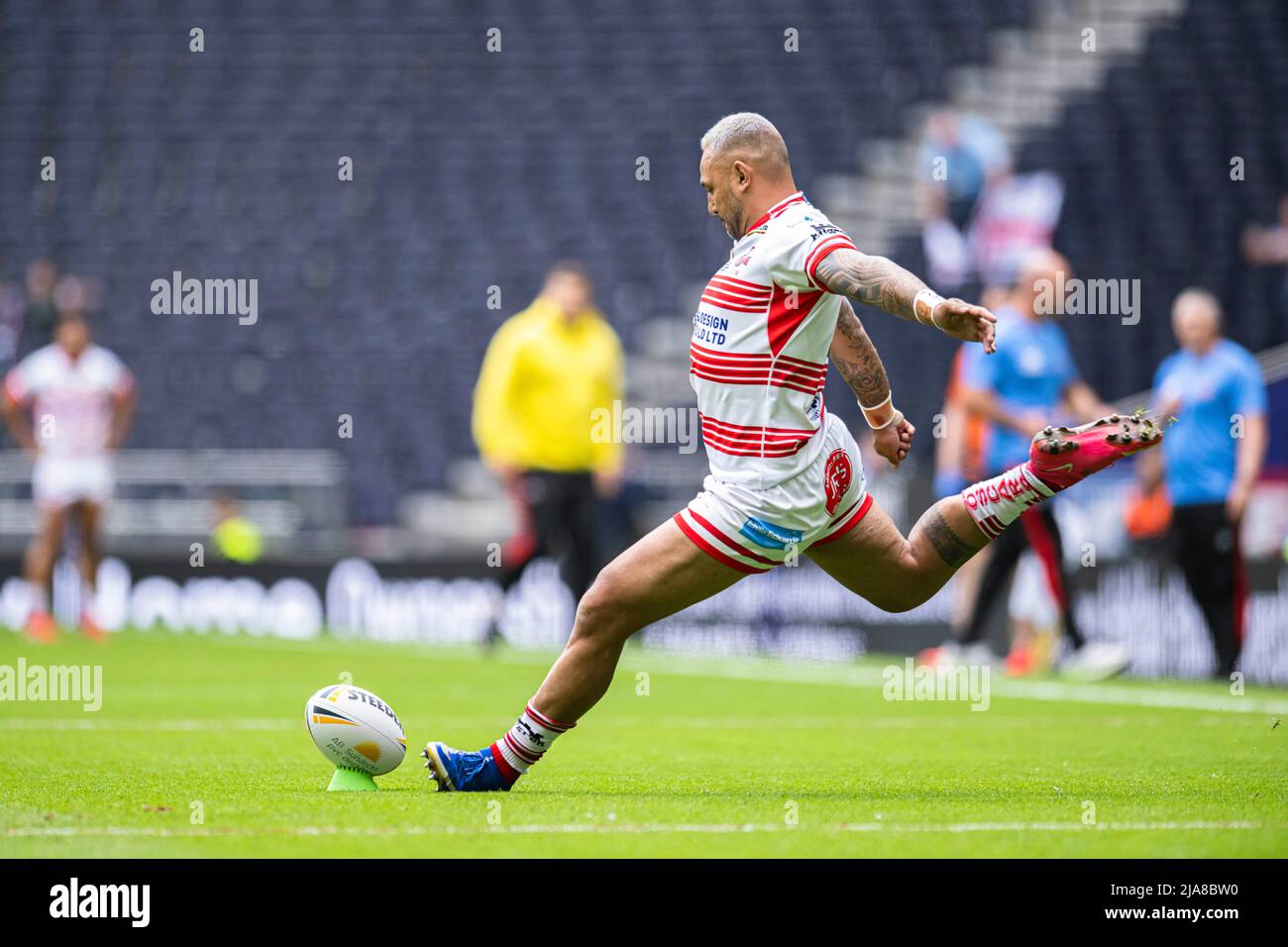 LONDON, GROSSBRITANNIEN. 28., Mai 2022. Krisnan Inu von Leigh Centurions nimmt während des ab Sundecks 2022 Cup Finales 1895 - Featherstone Rovers vs Leigh Centurions am Samstag, den 28. Mai 2022, im Tottenham Hotspur Stadium einen Conversion Kick. LONDON, ENGLAND. Kredit: Taka G Wu/Alamy Live Nachrichten Stockfoto