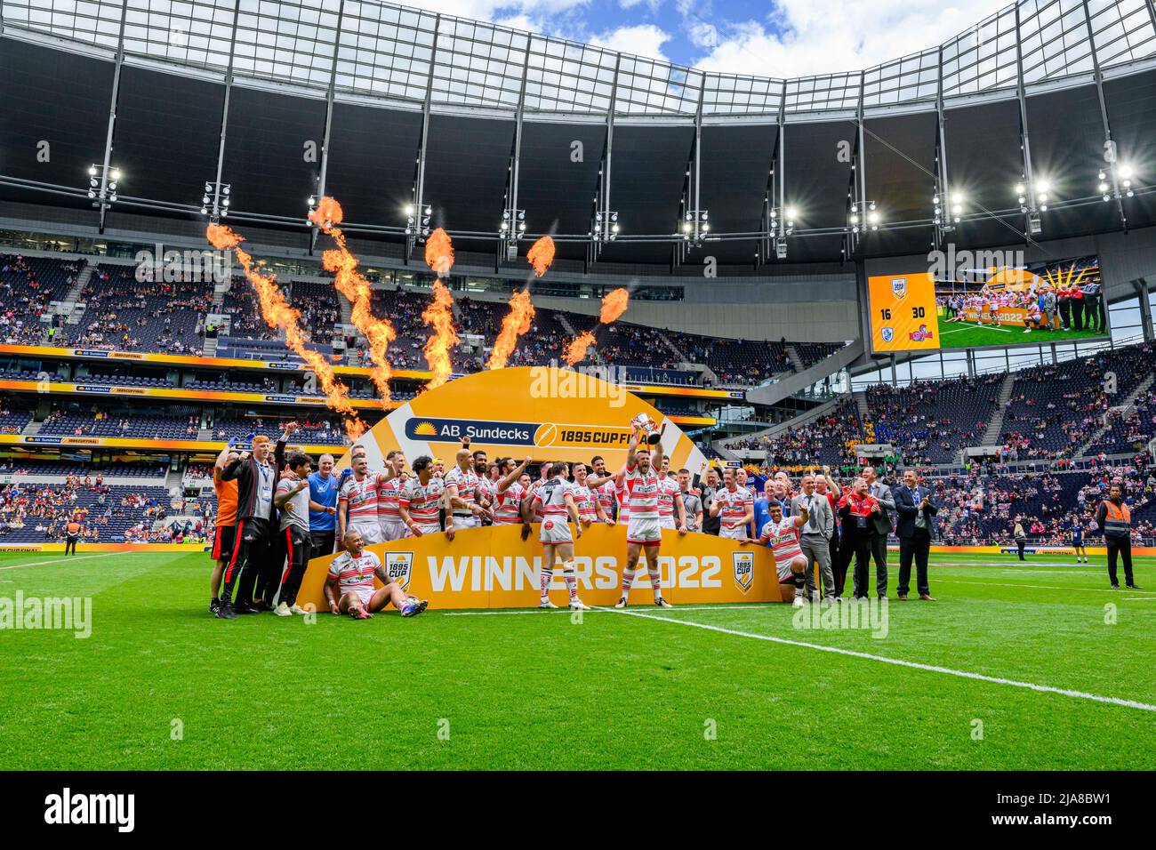 LONDON, GROSSBRITANNIEN. 28., Mai 2022. Leigh Centurions feiern den Gewinn des ab Sundecks 1895 Cup während des ab Sundecks 1895 Cup Finales 2022 - Featherstone Rovers vs Leigh Centurions im Tottenham Hotspur Stadium am Samstag, den 28. Mai 2022. LONDON, ENGLAND. Kredit: Taka G Wu/Alamy Live Nachrichten Stockfoto