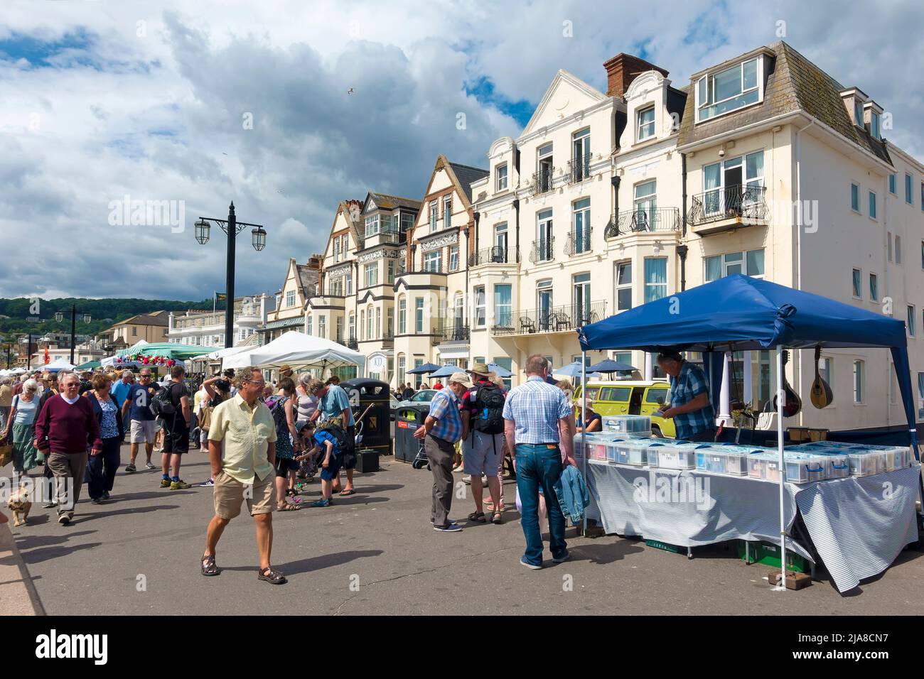 Sidmouth, Devon, Großbritannien - 8 2018. August: Die Esplanade in Sidmouth, Devon, Großbritannien während des Sidmouth Folk Festivals im August 2018 Stockfoto