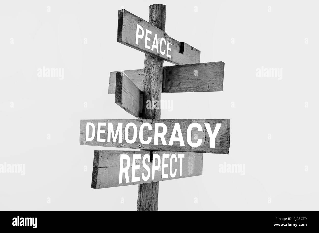 Holzfahrtschild mit den Worten Frieden, Demokratie, Respekt Stockfoto