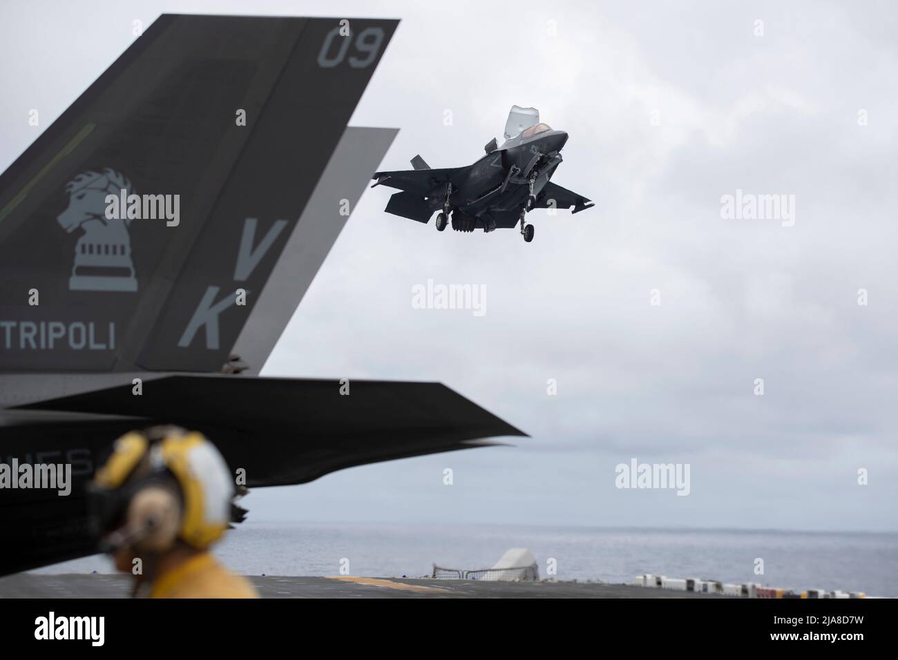 220526-XN177-1181 PAZIFISCHER OZEAN (26. Mai 2022) – ein F-35B Lightning II-Flugzeug, das Marine Fighter Attack Squadron (VMFA) 121 zugewiesen wurde, landet an Bord des amphibischen Angriffsträgers USS Tripoli (LHA 7), 26. Mai 2022. Tripolis führt Routineoperationen in der US 7.-Flotte durch. (USA Navy Foto von Mass Communication Specialist 1. Klasse Peter Burghart) Stockfoto