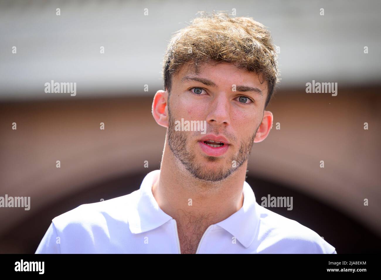 Der französische Fahrer Pierre Gasly der Scuderia AlphaTauri Honda spricht vor dem Start des Grand Prix-Wochenendes von Monaco F1 in den Medien. Stockfoto