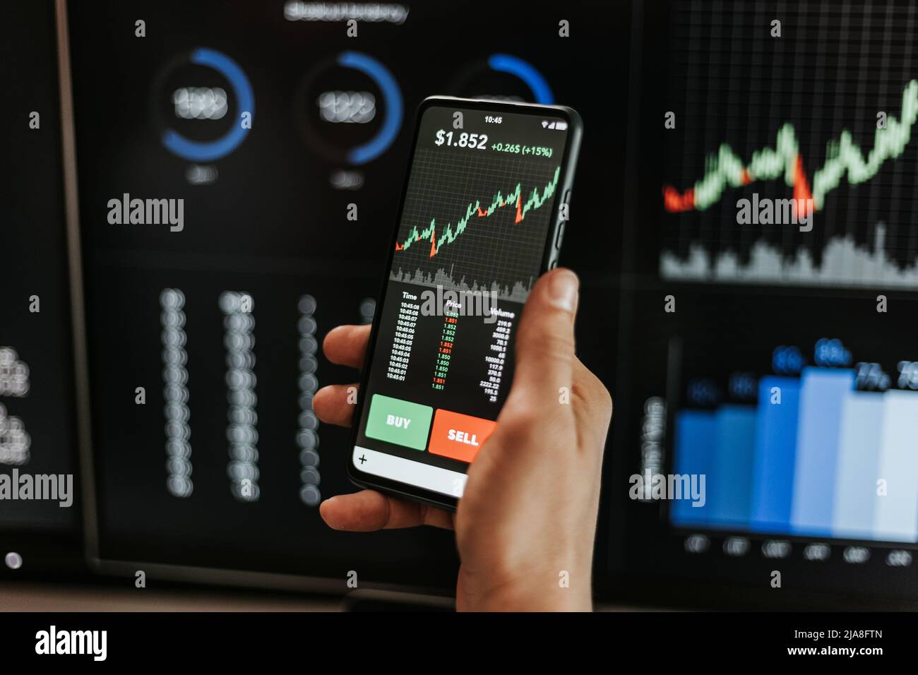 Finanzhändler Mann Investor mit Handy-App, um die Börse zu analysieren Stockfoto