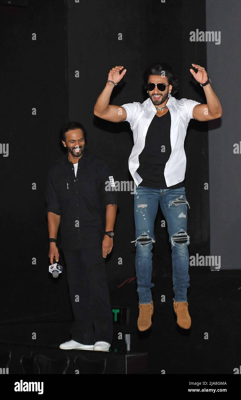 Mumbai, Indien. 28.. Mai 2022. Bollywood-Schauspieler Ranveer Singh springt, während Regisseur Rohit Shetty während der Vorstellung eines Kurzfilms zuschaut. Kredit: SOPA Images Limited/Alamy Live Nachrichten Stockfoto