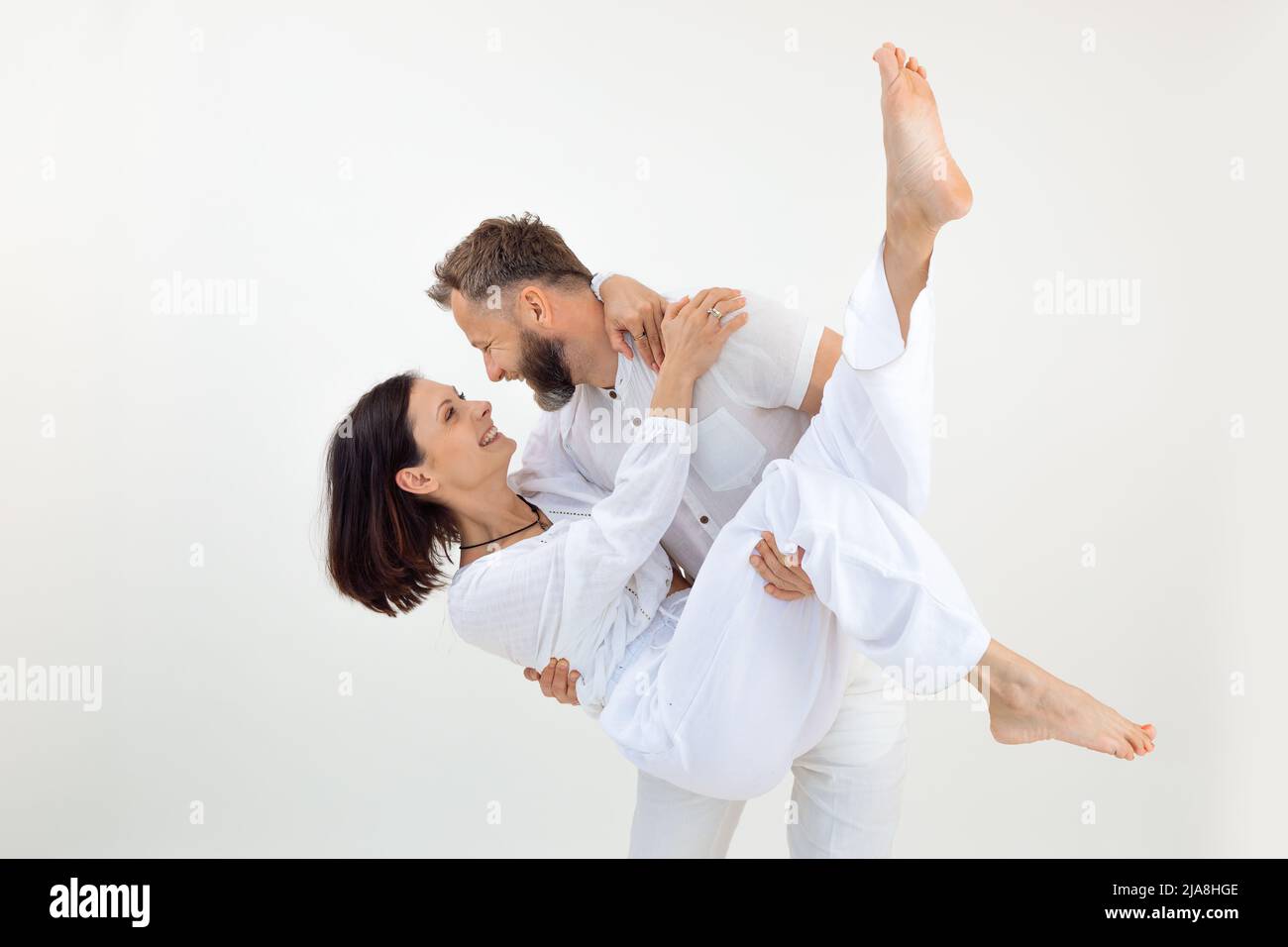 Mann und Frau, Familie machen Sportübungen, tanzen, machen Fitness und Yoga. Gesunder Lebensstil. Verheiratetes Paar in der Liebe Stockfoto