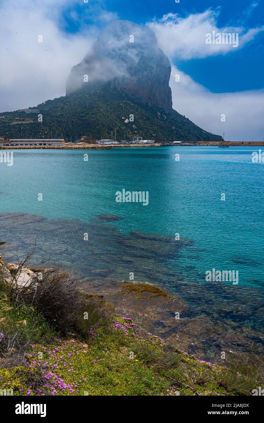 Blick auf den Penon de Ifach in der Stadt Calpe, in Alicante, Spanien Stockfoto