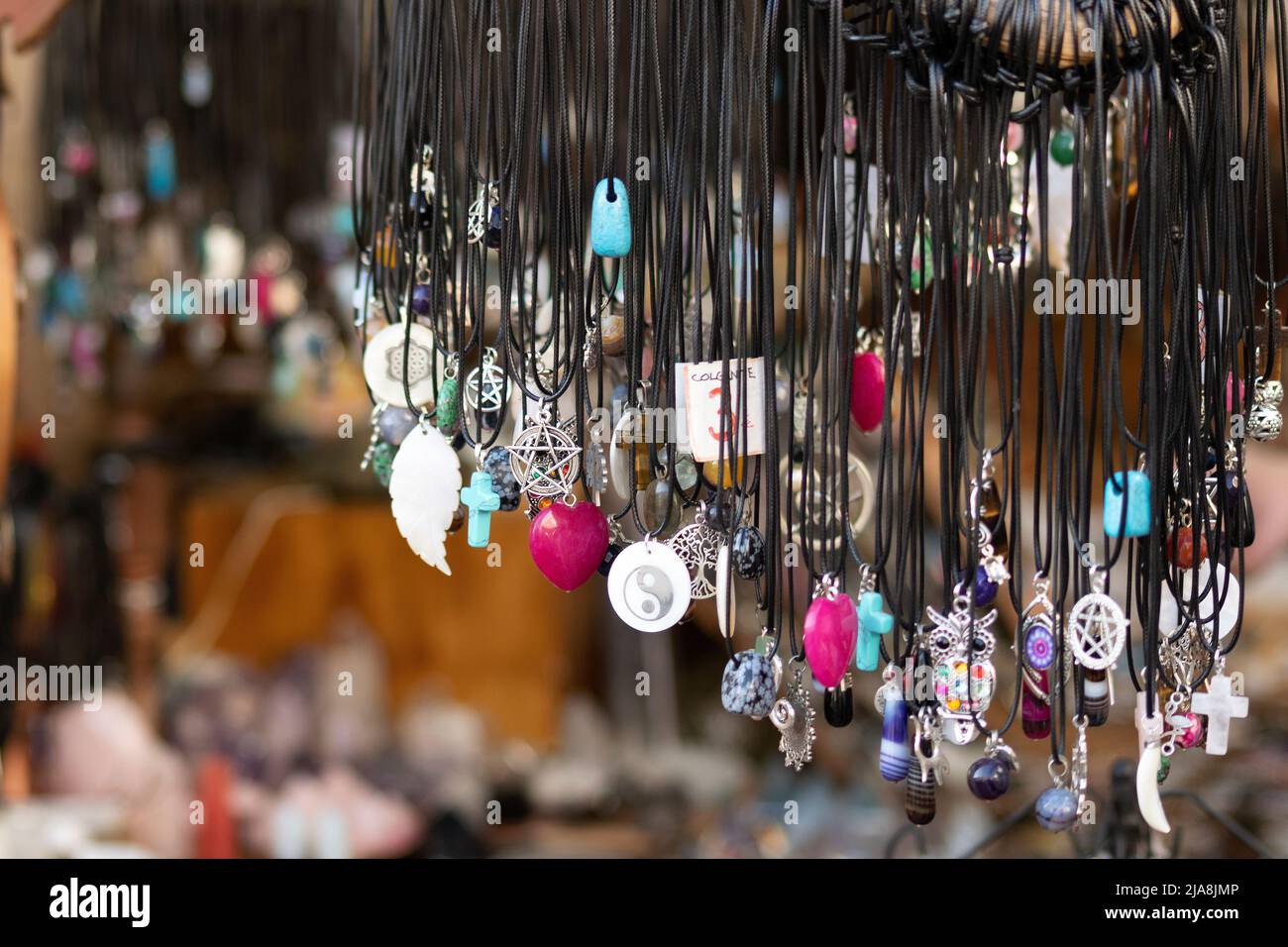 Halsketten zum Verkauf auf Straßenständen mit verschiedenen Symbolen und Bedeutungen. Stockfoto