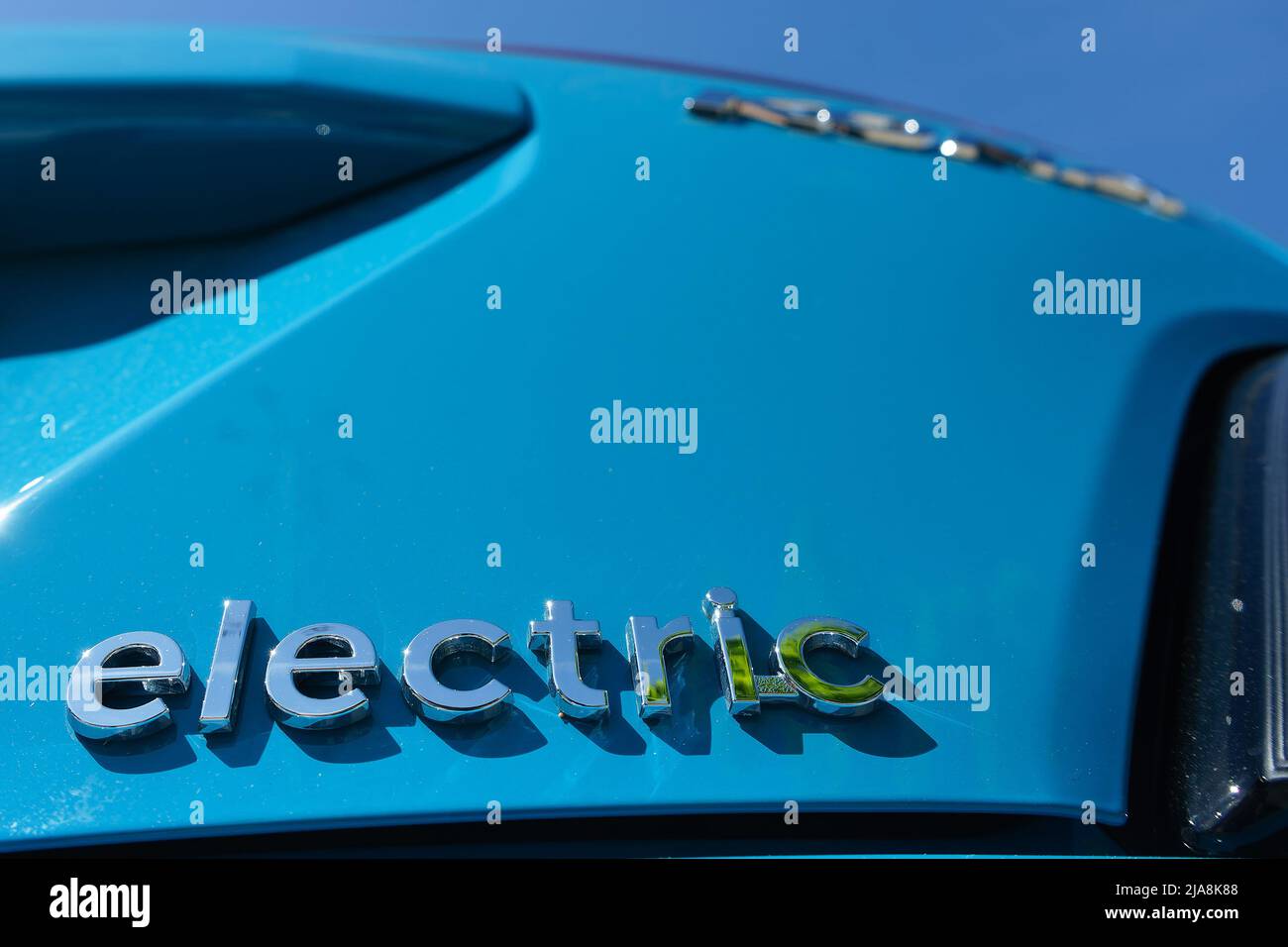 Bukarest, Rumänien - 20. Mai 2020: Ein blaues Hyundai KONA Electric Auto. Dieses Bild ist nur für redaktionelle Zwecke bestimmt. Stockfoto