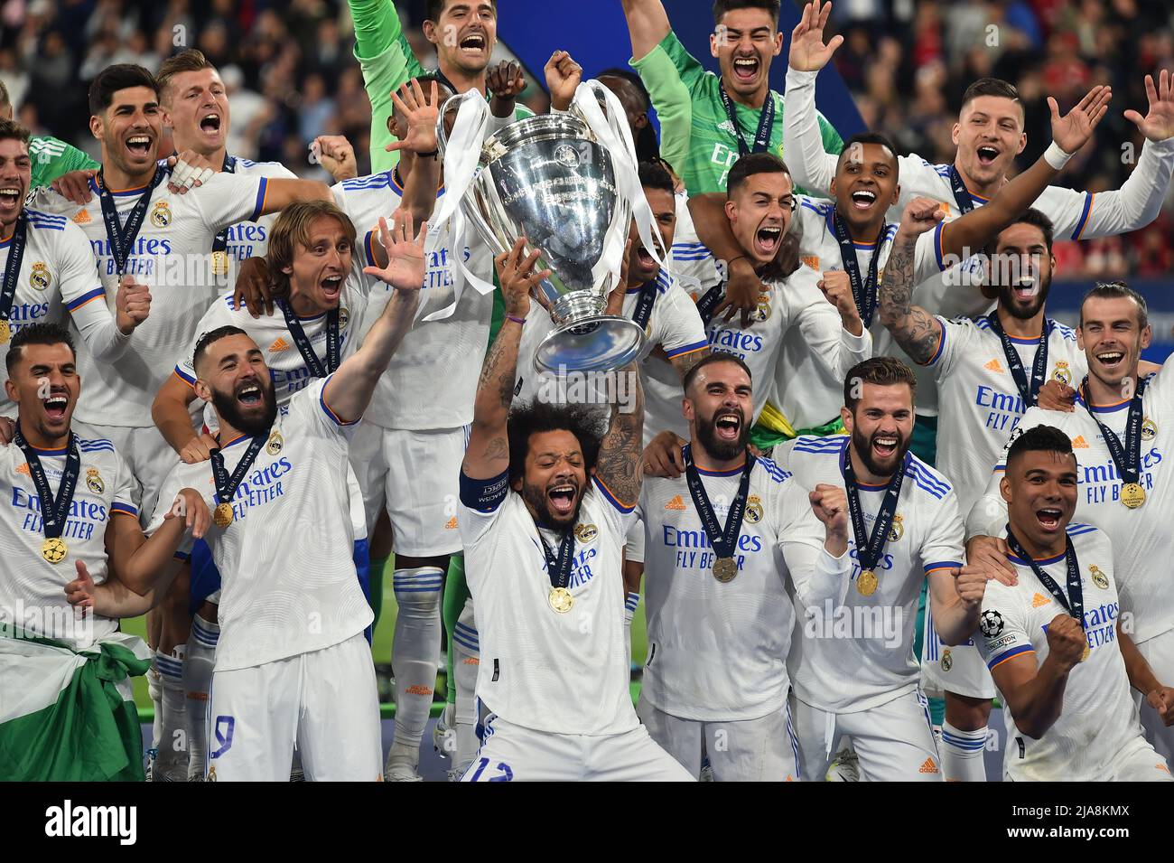 PARIS, FRANKREICH. MAI 28. Marcelo von Real Madrid hebt die Trophäe nach dem UEFA Champions League Finale zwischen Liverpool und Real Madrid am Samstag, den 28.. Mai 2022, im Stade de France, Paris an. (Kredit: Pat Scaasi | MI Nachrichten) Kredit: MI Nachrichten & Sport /Alamy Live Nachrichten Stockfoto