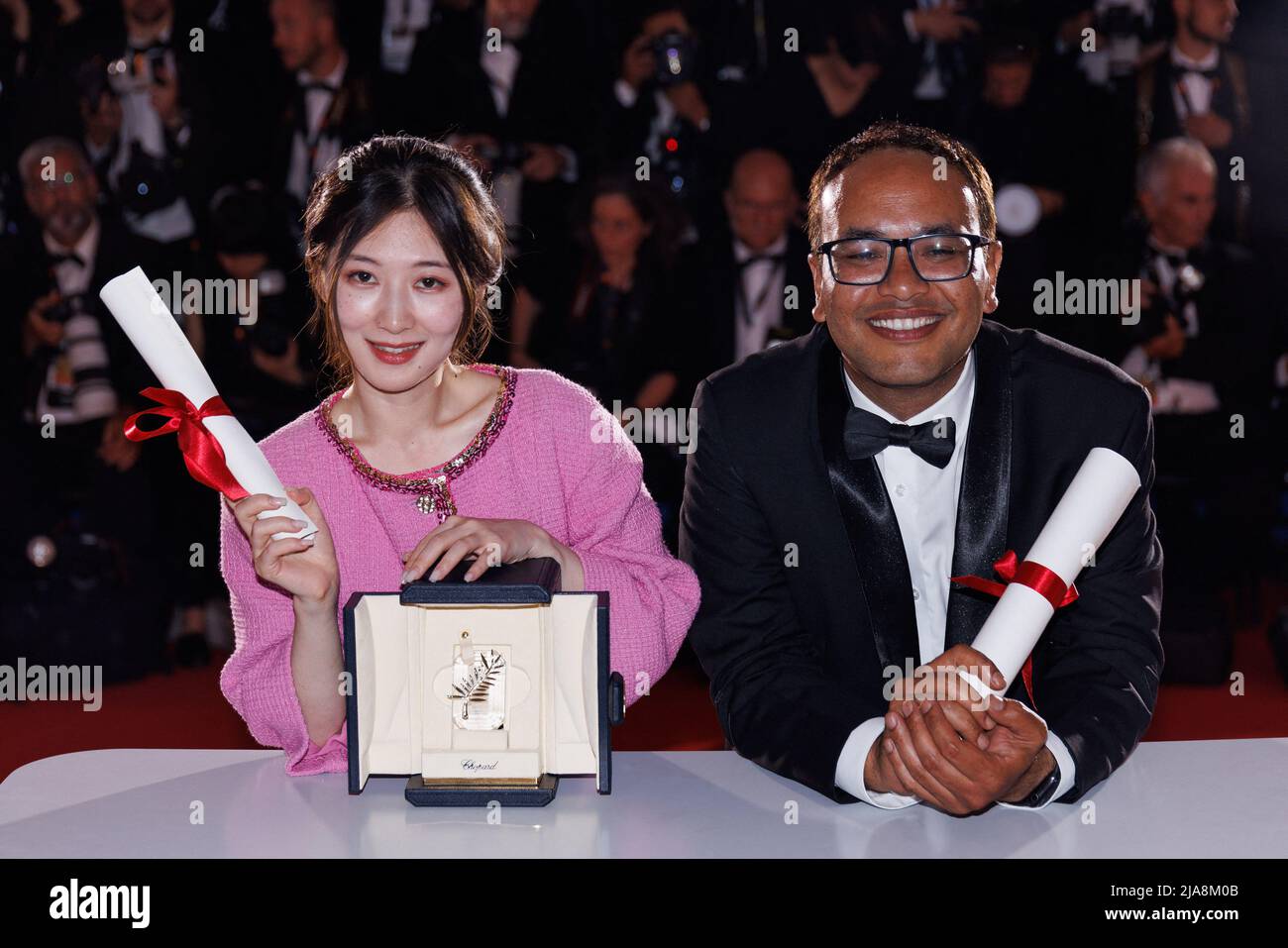 Der Filmautor Abinash Bikram Shah und Jianying Chen posieren mit dem Preis für den besten Kurzfilm Palm d'Or für „Hai Bian Sheng Qi Yi Zuo Xuan Ya“ (das Wassergeräusch) während des jährlichen Filmfestivals in Cannes 75. im Palais des Festivals am 28. Mai 2022 in Cannes, Frankreich. Foto von David Boyer/ABACAPRESS.COM Stockfoto