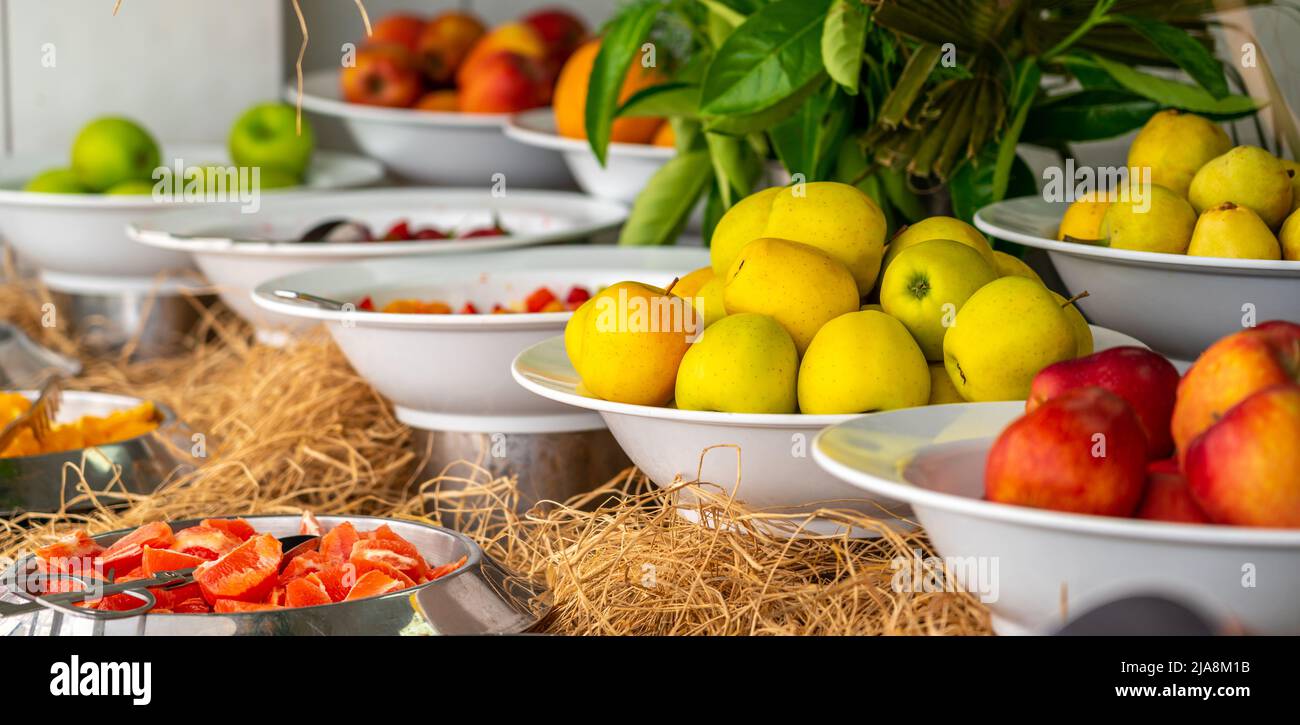 Frische Äpfel vom Bauernhof auf dem Tisch in Buffetobstlinie Stockfoto
