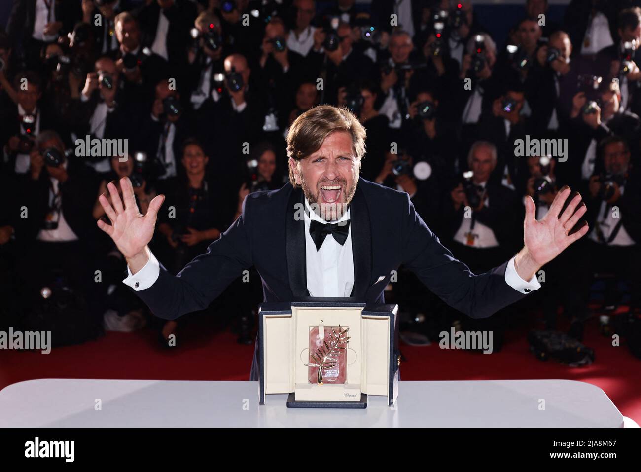 Ruben Ostlund ist mit dem Palm d'Or Award für das „Dreieck der Traurigkeit“ während der Fotoaufnahme des Preisträgers beim jährlichen Filmfestival in Cannes 75. im Palais des Festivals am 28. Mai 2022 in Cannes, Frankreich, ausgezeichnet worden. Foto von David Boyer/ABACAPRESS.COM Stockfoto