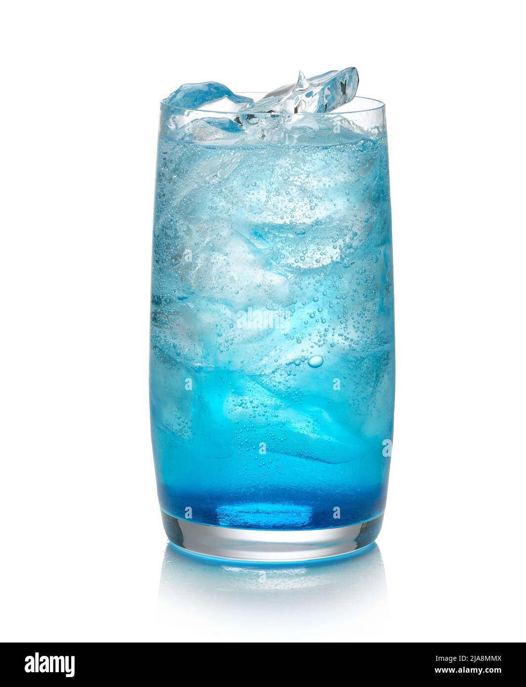Glas blauen Cocktail isoliert auf weißem Hintergrund Stockfoto