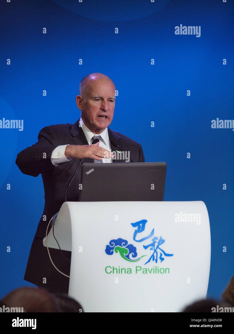 Edmund Gerald 'Jerry' Brown Jr., Gouverneur von Kalifornien, hielt um COP21 Uhr einen Vortrag im chinesischen Pavillon Stockfoto