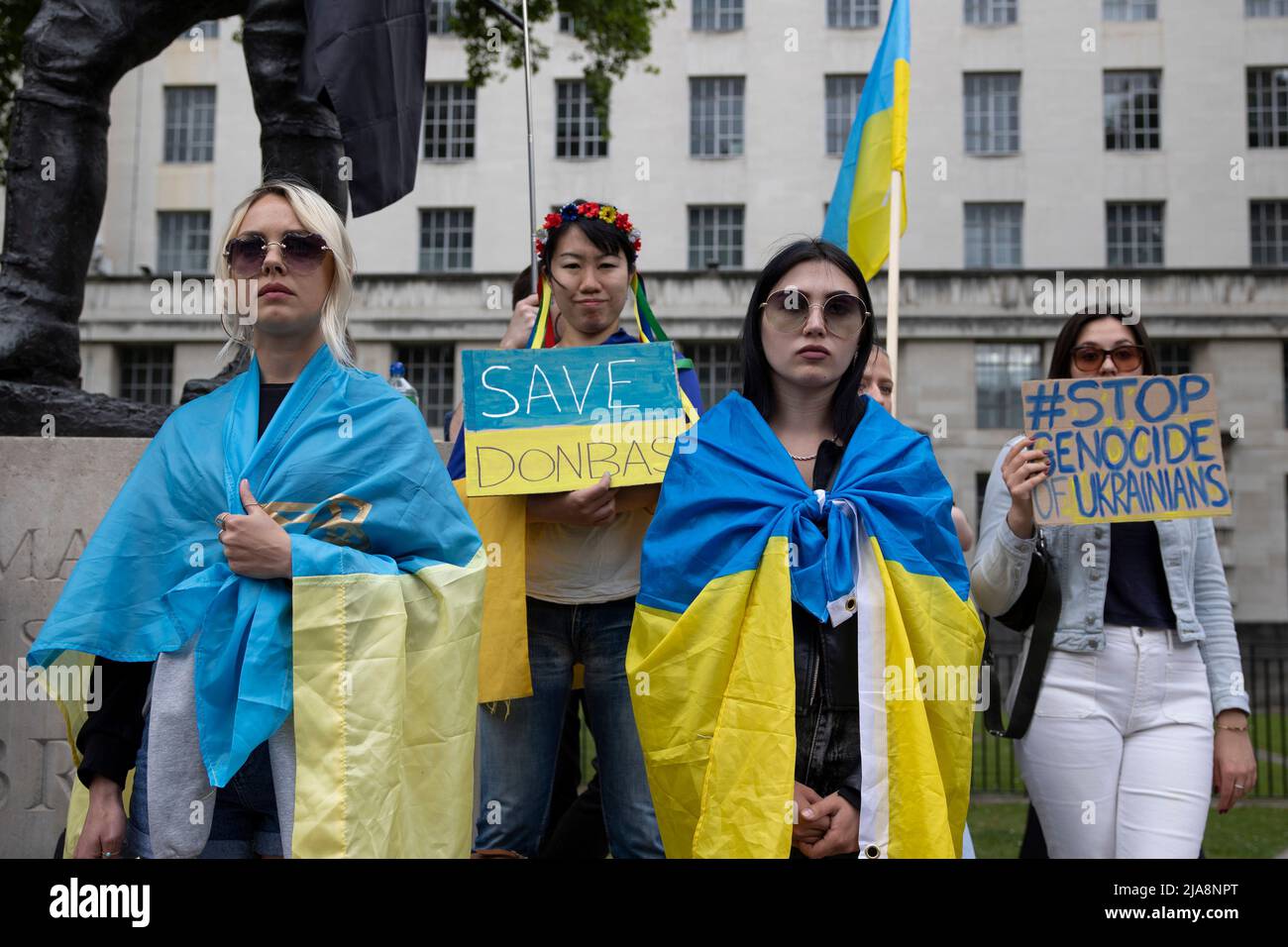 London, Großbritannien. 28.. Mai 2022. Demonstranten werden mit Plakaten zur Unterstützung der Ukraine bei der Kundgebung gesehen. Die Ukrainer und ihre Anhänger sammeln sich weiterhin vor der Downing Street und fordern Waffen aus Großbritannien, um die Ukraine im Russland-Ukraine-Krieg zu unterstützen, der am 24.. Februar 2022 begann. Kredit: SOPA Images Limited/Alamy Live Nachrichten Stockfoto