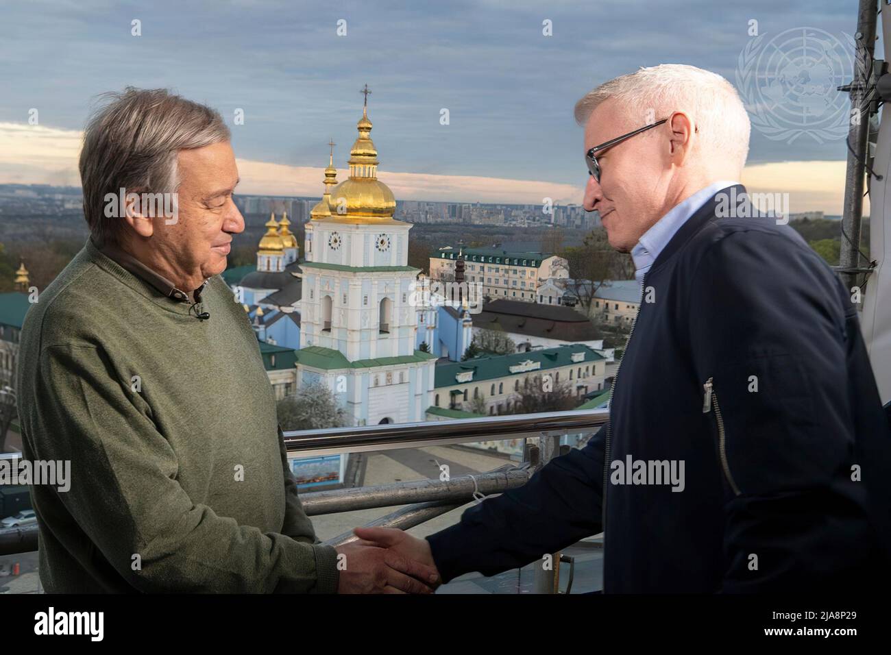 Generalsekretär António Guterres wird von Anderson Cooper (rechts) von CNN in Kiew, Ukraine, interviewt. Während seiner Zeit in Kiew wird der Generalsekretär ein Arbeitstreffen mit dem ukrainischen Außenminister Dmytro Kuleba abhalten und am 28. April vom ukrainischen Präsidenten Wolodymyr Zelenskyy empfangen werden. Er wird auch mit Mitarbeitern von UN-Agenturen zusammentreffen, um die Ausweitung der humanitären Hilfe für die Bevölkerung der Ukraine zu erörtern. Stockfoto