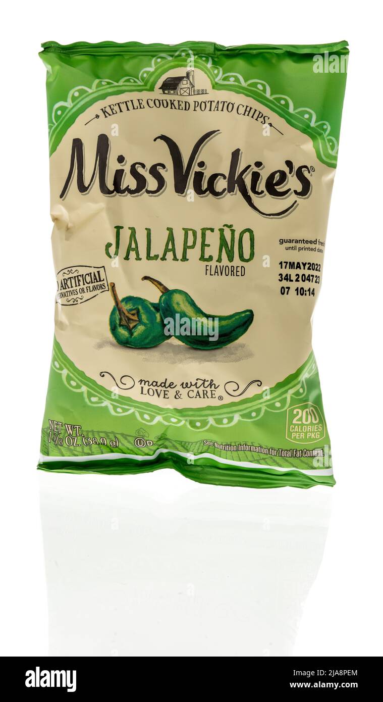 Winneconne, WI -23 April 2022: Ein Paket von Miss Vickies Jalapeno Wasserkocher kochte Chips auf einem isolierten Hintergrund Stockfoto
