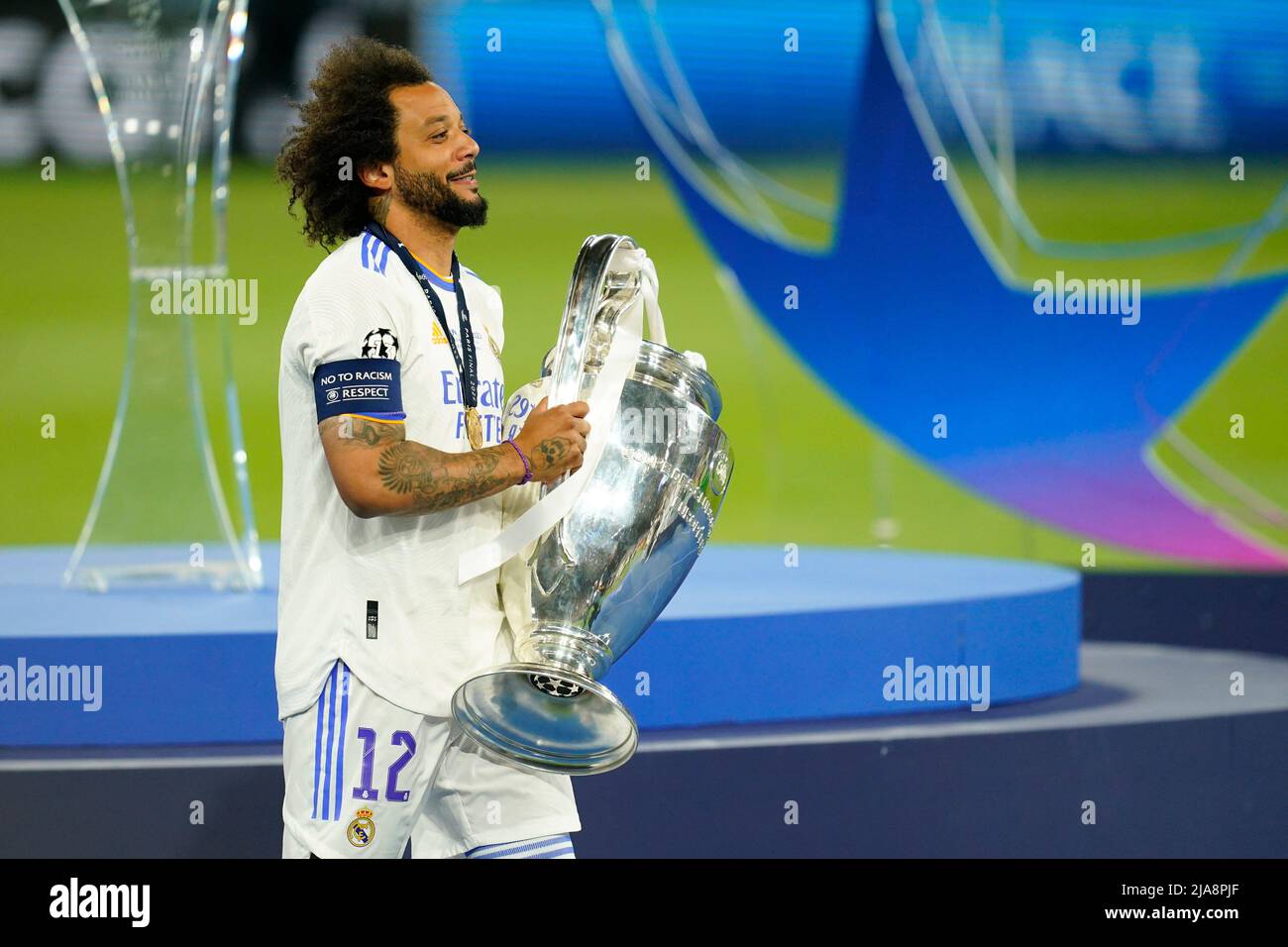 Paris, Frankreich. 28.. Mai 2022. Marcelo Vieira von Real Madrid mit der Trophäe während des UEFA Champions League Finales zwischen dem FC Liverpool und Real Madrid spielte am 28. Mai 2022 im Stade de France in Paris, Frankreich. (Foto / Magma) Kredit: PRESSINPHOTO SPORT AGENTUR/Alamy Live News Stockfoto