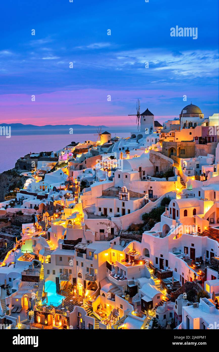 Berühmte griechische ikonische Selfie-Spot Touristenziel Oia Dorf mit traditionellen weißen Häusern und Windmühlen auf Santorini Insel in den Abend blau ho Stockfoto