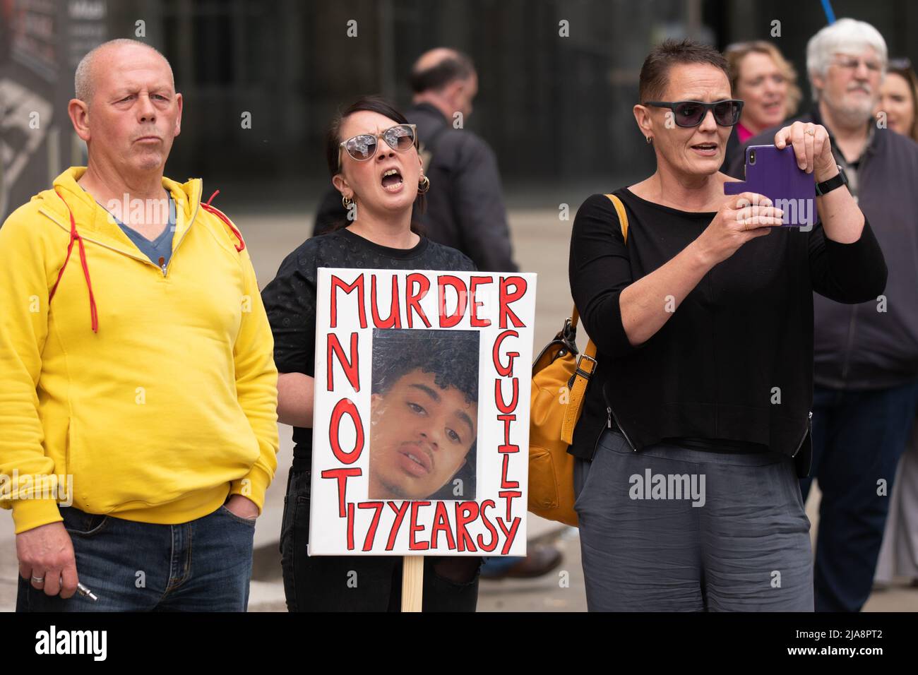 Manchester, Großbritannien. 28.. Mai 2022. Protest organisiert von Kids of Color und JENGbA (Joint Enterprise Not Guilty by Association). Am 17.. Mai 2022 wurden am Krongericht in Manchester 4 junge Männer aus Manchester wegen Verschwörung zum Mord und 6 andere wegen Verschwörung zur Begehung schwerer Körperverletzung verurteilt. Die Staatsanwaltschaft behauptete, dass es sich um eine Verschwörung im Zusammenhang mit Bande handelt, aber die Verteidiger der jungen Männer nennen dies einen Fall der „Verbandsschuld“ gemäß dem Joint-Enterprise-Gesetz, das unverhältnismäßig gegen farbige Menschen eingesetzt wird. Petersplatz. Manchester. VEREINIGTES KÖNIGREICH Stockfoto
