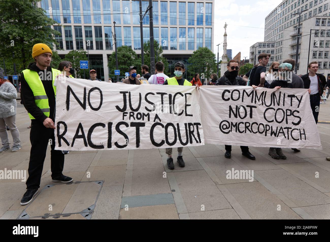 Manchester, Großbritannien. 28.. Mai 2022. Protest organisiert von Kids of Color und JENGbA (Joint Enterprise Not Guilty by Association). Am 17.. Mai 2022 wurden am Krongericht in Manchester 4 junge Männer aus Manchester wegen Verschwörung zum Mord und 6 andere wegen Verschwörung zur Begehung schwerer Körperverletzung verurteilt. Die Staatsanwaltschaft behauptete, dass es sich um eine Verschwörung im Zusammenhang mit Bande handelt, aber die Verteidiger der jungen Männer nennen dies einen Fall der „Verbandsschuld“ gemäß dem Joint-Enterprise-Gesetz, das unverhältnismäßig gegen farbige Menschen eingesetzt wird. Petersplatz. Manchester. VEREINIGTES KÖNIGREICH Stockfoto