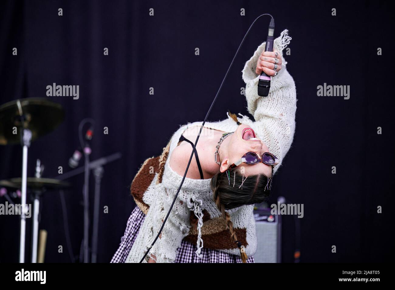 Warrington, Großbritannien. 28. Mai 2022. Rhian Teasdale und Hester Chambersvon der Band Wet Leg treten auf der Hauptbühne beim Warrington NBHD Weekend Festival 2022 auf.Quelle: Gary Mather/Alamy Live News Stockfoto