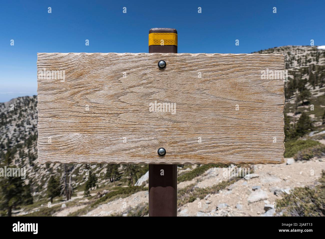 Blank verwittertes Holzschild mit Berghintergrund. Stockfoto