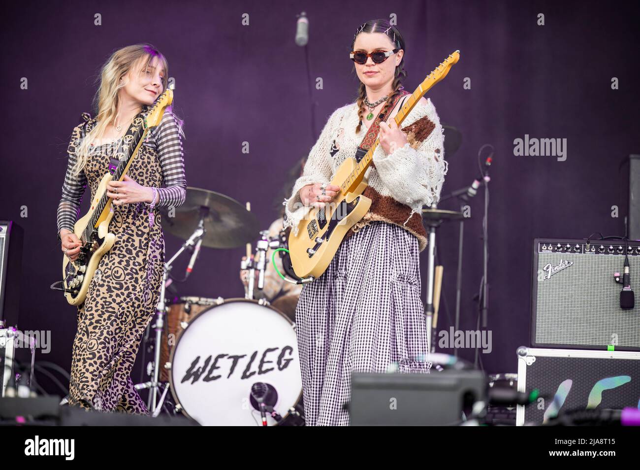 Warrington, Großbritannien. 28. Mai 2022. Rhian Teasdale und Hester Chambersvon der Band Wet Leg treten auf der Hauptbühne beim Warrington NBHD Weekend Festival 2022 auf.Quelle: Gary Mather/Alamy Live News Stockfoto