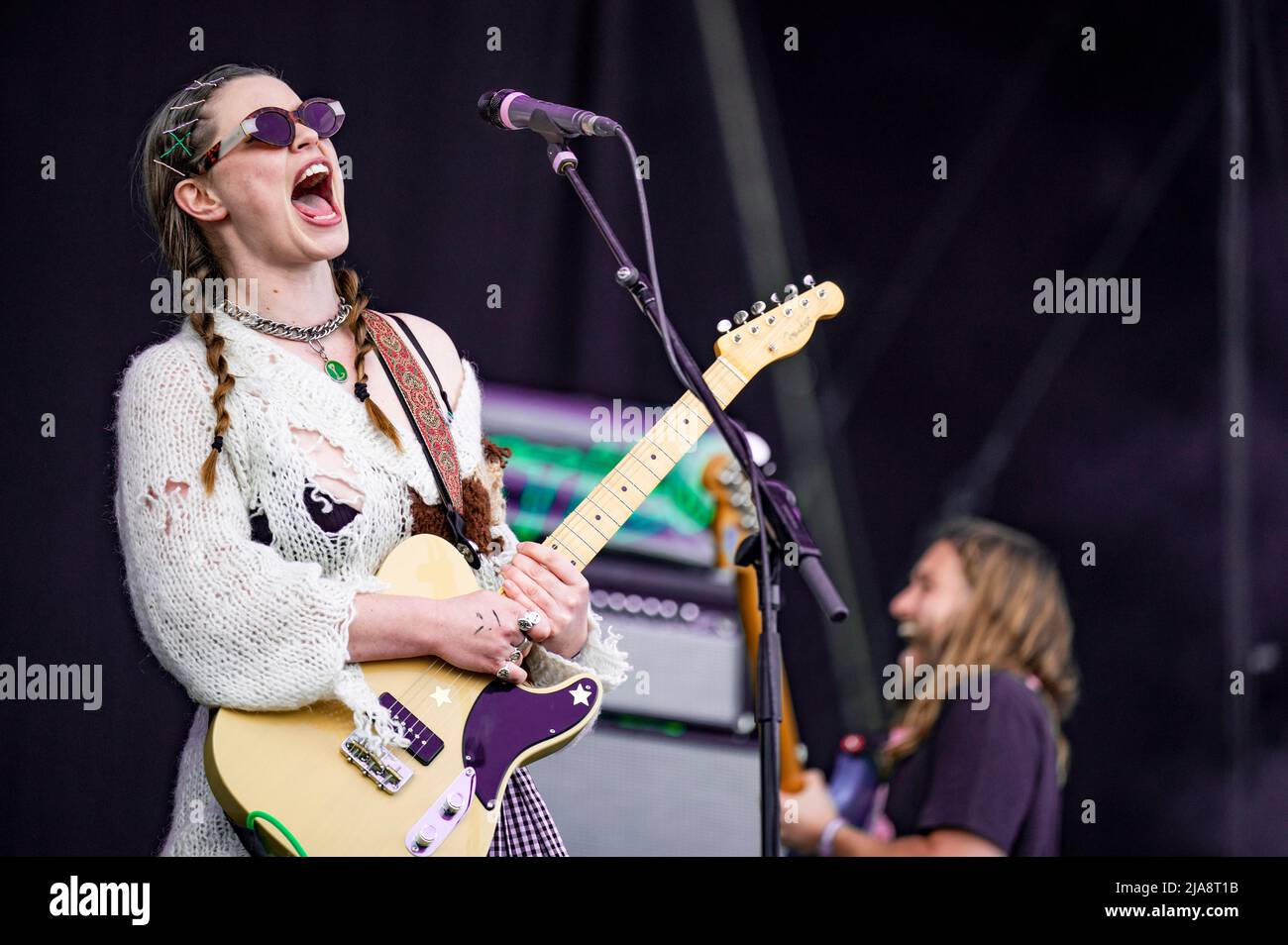 Warrington, Großbritannien. 28. Mai 2022. Rhian Teasdale und Hester Chambersvon der Band Wet Leg treten auf der Hauptbühne beim Warrington NBHD Weekend Festival 2022 auf.Quelle: Gary Mather/Alamy Live News Stockfoto