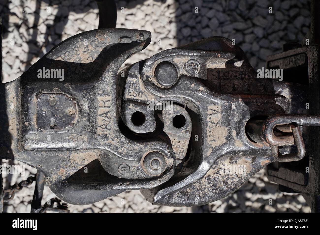 Eisenbahnkupplung, -Kupplung oder -Kettenkupplung wird verwendet, um zwei Eisenbahnwaggons in einem Zug zu verbinden Stockfoto