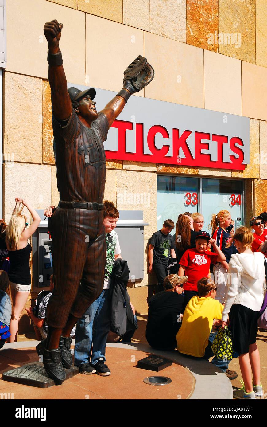 Vor dem Zielfeld in Minneapolis, Minnesota, steht eine Statue von Kent Hrbek, die die Twins 1987 World Series feiert Stockfoto