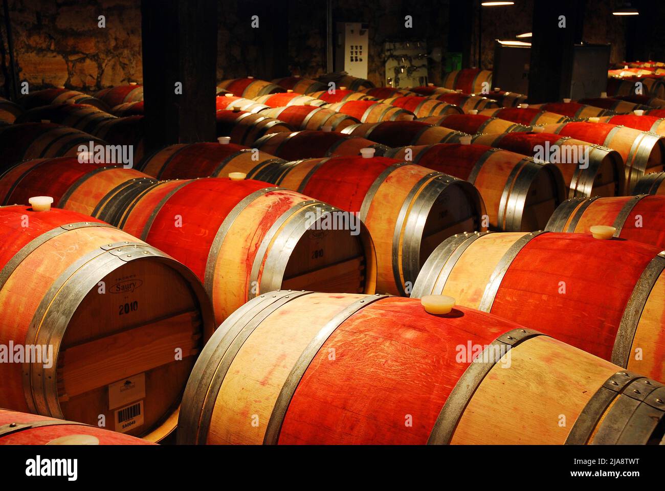 Der Wein reift in Fässern in einem Keller im Napa Valley Stockfoto Der Wein reift in Fässern in einem Keller im Napa Valley Stockfoto