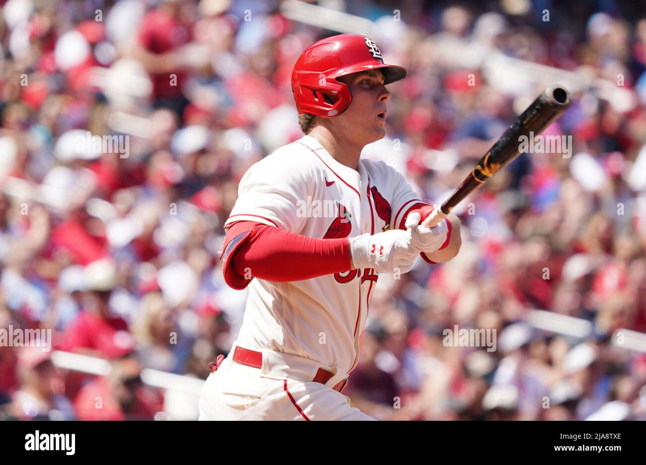 St. Louis, Usa. 28.. Mai 2022. St. Louis Cardinals Zweiter Baseman Nolan Gorman beobachtet, wie seine beiden RBI-Doppelgänger im vierten Inning gegen die Milwaukee Brewers im Busch Stadium in St. Louis am Samstag, den 28. Mai 2022, in das rechte Feld gehen. Foto von Bill Greenblatt/UPI Credit: UPI/Alamy Live News Stockfoto