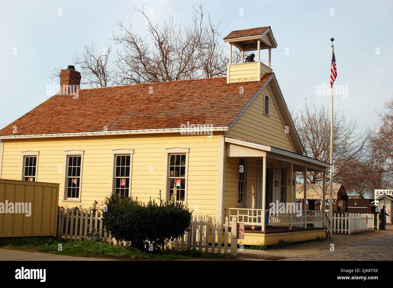 In Old Sacramento, Kalifornien, befindet sich ein einzimmereigenes Schulhaus, das heute als Museum die Bildung im Grenzzeitalter des Westens demonstriert Stockfoto