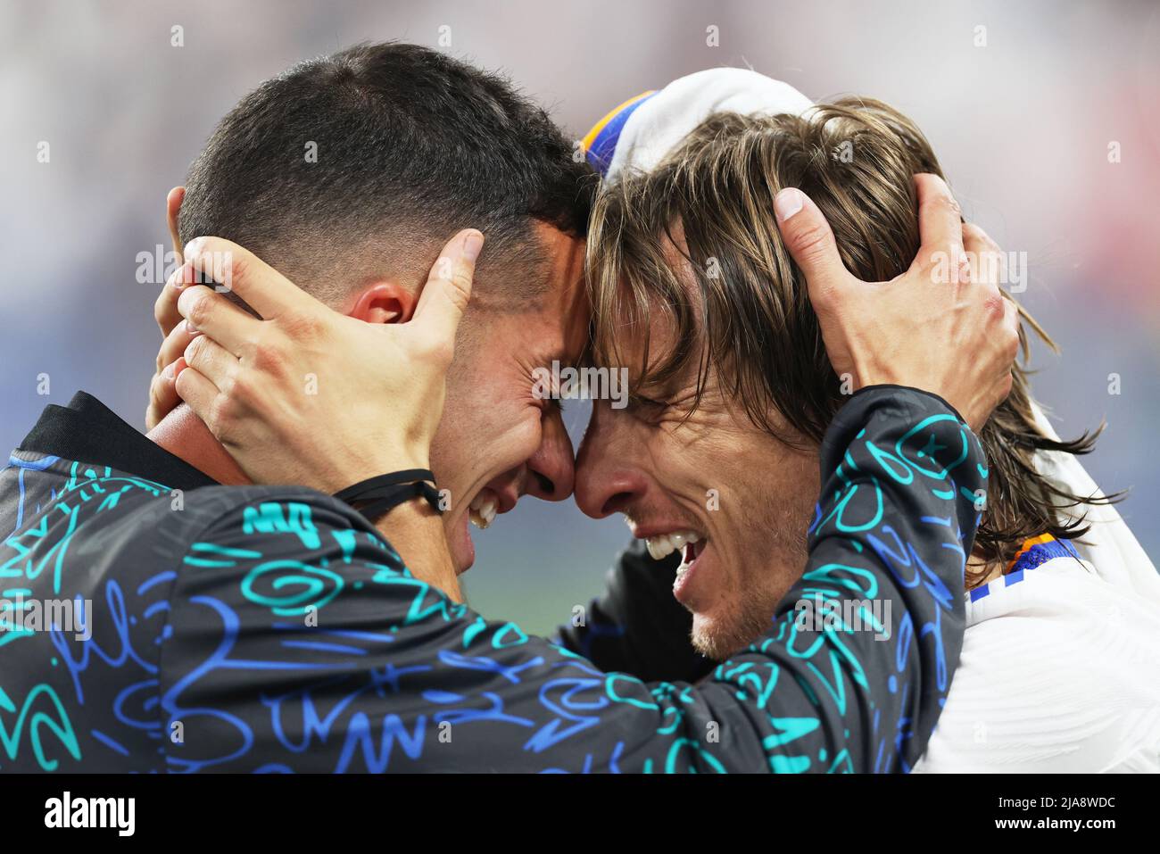 Paris, Frankreich. 28.. Mai 2022. Lucas Vazquez (L) von Real Madrid feiert den Sieg mit Luka Modric nach dem Finale der UEFA Chamiopns League zwischen Real Madrid und Liverpool am 28. Mai 2022 in Paris, Frankreich. Quelle: Meng Dingbo/Xinhua/Alamy Live News Stockfoto