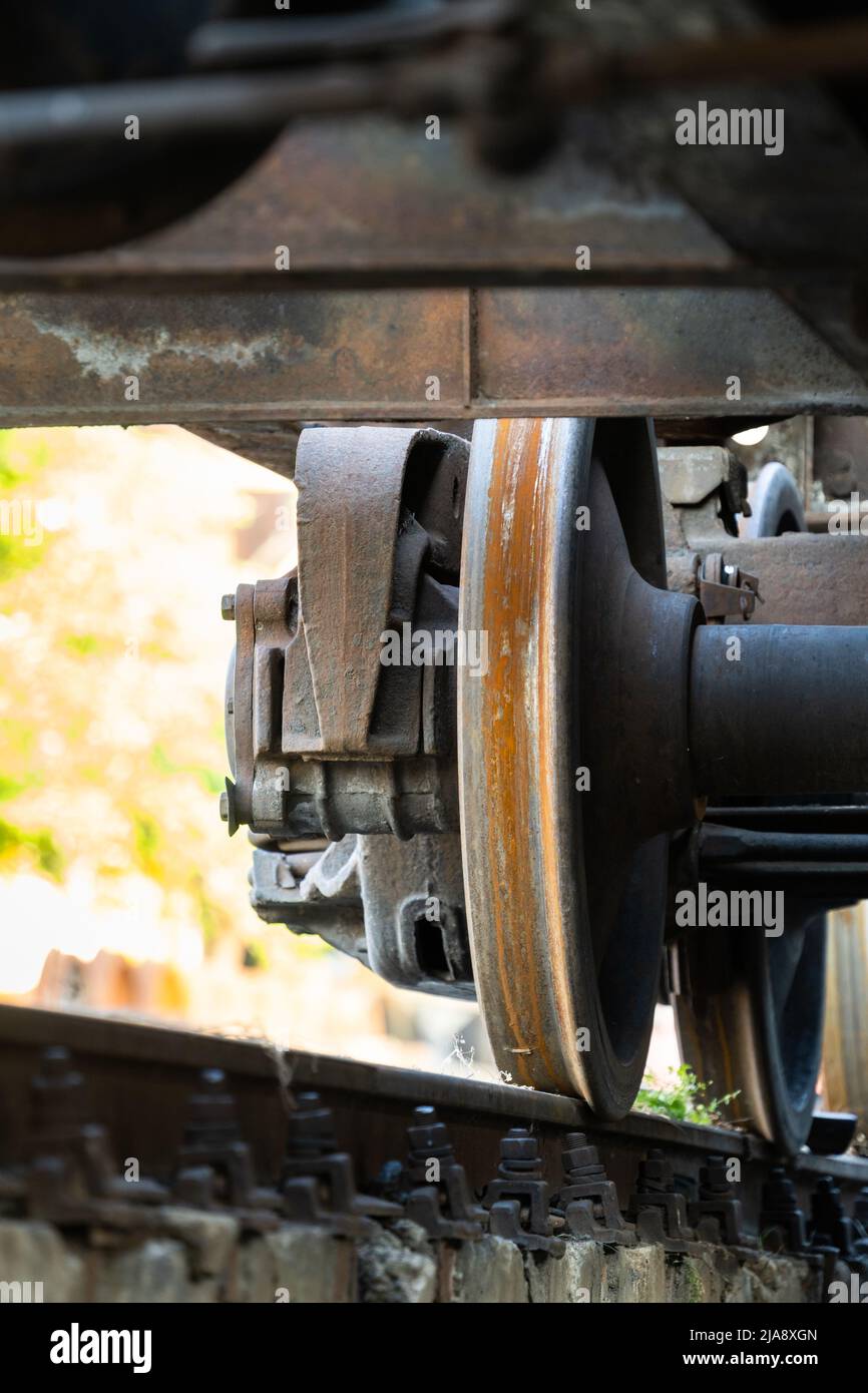 Nahaufnahme der alten rostigen Räder des Zuges. Eisenbahnwaggons auf Schiene. Stockfoto