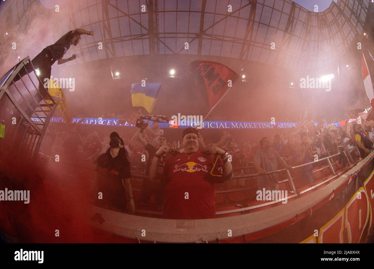 Harrison, NJ, USA. 28.. Mai 2022. Fans feiern ein Tor der Red Bulls während eines MLS-Spiels zwischen DC United und den New York Red Bulls in der Red Bull Arena in Harrison, NJ. Die Red Bulls besiegten DC United 4-1. Mike Langish/Cal Sport Media. Kredit: csm/Alamy Live Nachrichten Stockfoto