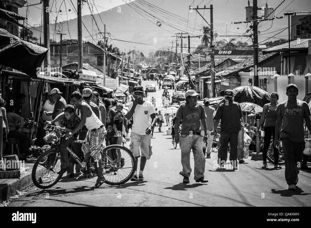 Belebte Straßenszene in der Nähe des Marktes in Granada, Nicaragua - schwarz-weiß Stockfoto