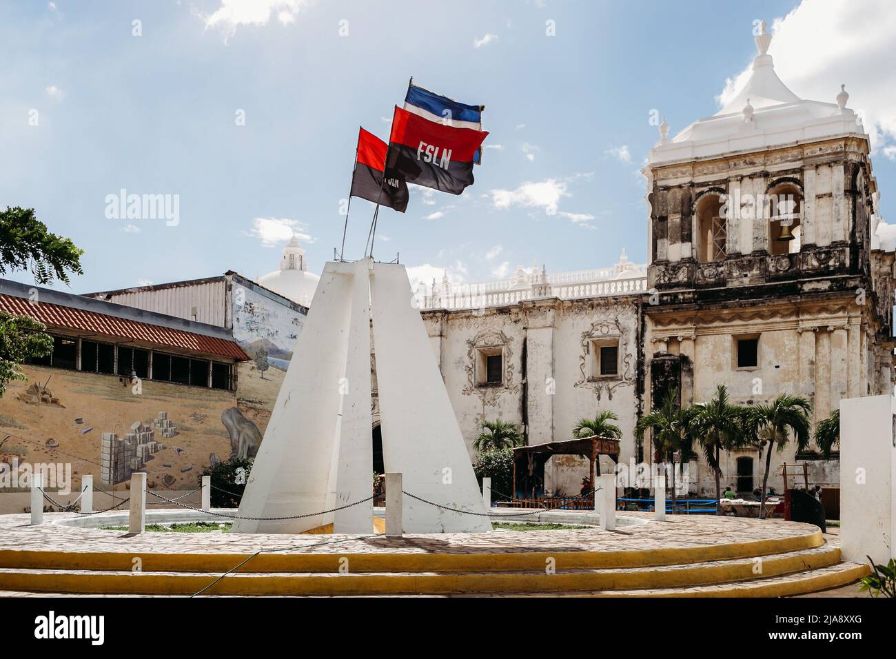 Sandinista Denkmal für die Helden und Märtyrer von Leon.Weiße Pyramide Denkmal für lokale Helden mit FSLN-Flagge auf der Oberseite - León, Nicaragua Stockfoto