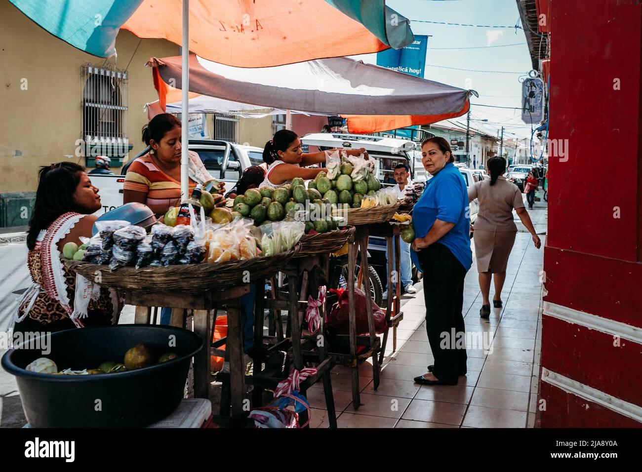 Straßenhändler, die Obst an Einheimische in León, Nicaragua, verkaufen Stockfoto