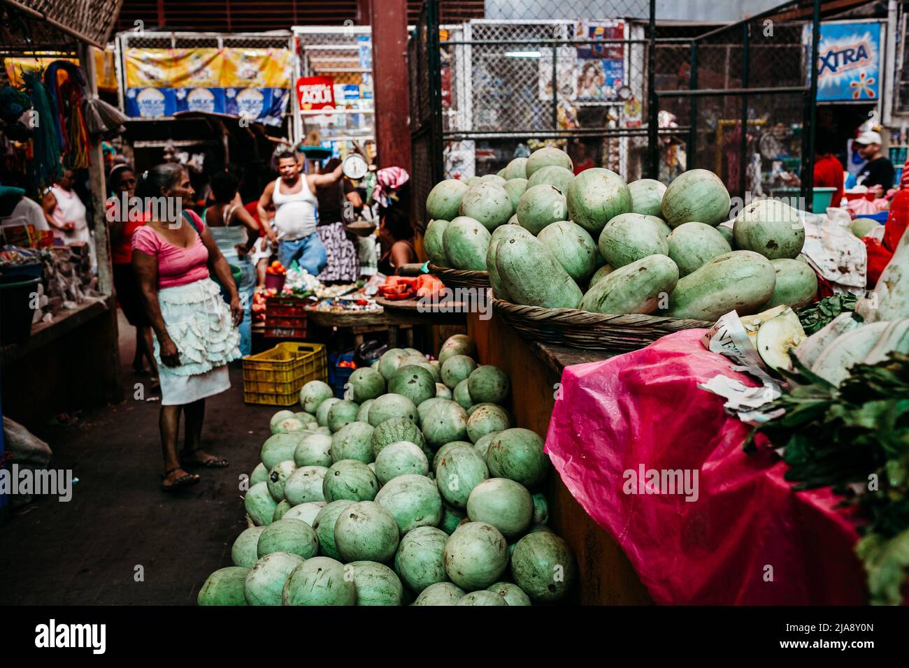 Melonenstand auf dem lokalen Obst- und Gemüsemarkt mit Einheimischen in León, Nicaragua Stockfoto