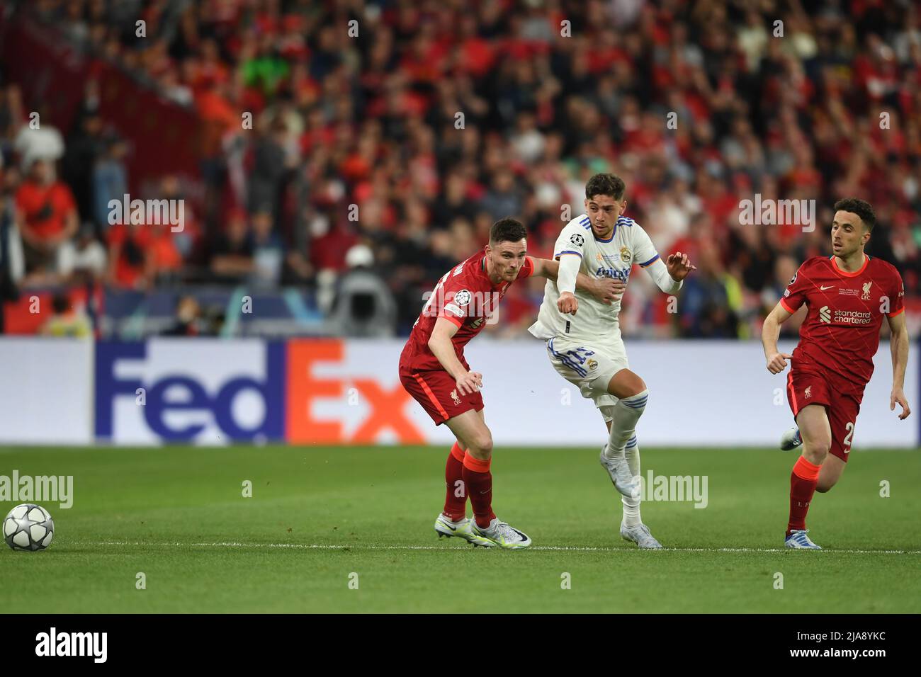 Paris, Frankreich. 28.. Mai 2022. Andrew Robertson (Liverpool)Federico Valverde (Real Madrid)Diogo Jota (Liverpool) Während des UEFA Champions League-Spiels zwischen Liverpool 0-1 Real Madrid im Stade de France am 28. Mai 2022 in Paris, Frankreich. (Foto von Maurizio Borsari/AFLO) Quelle: Aflo Co. Ltd./Alamy Live News Stockfoto