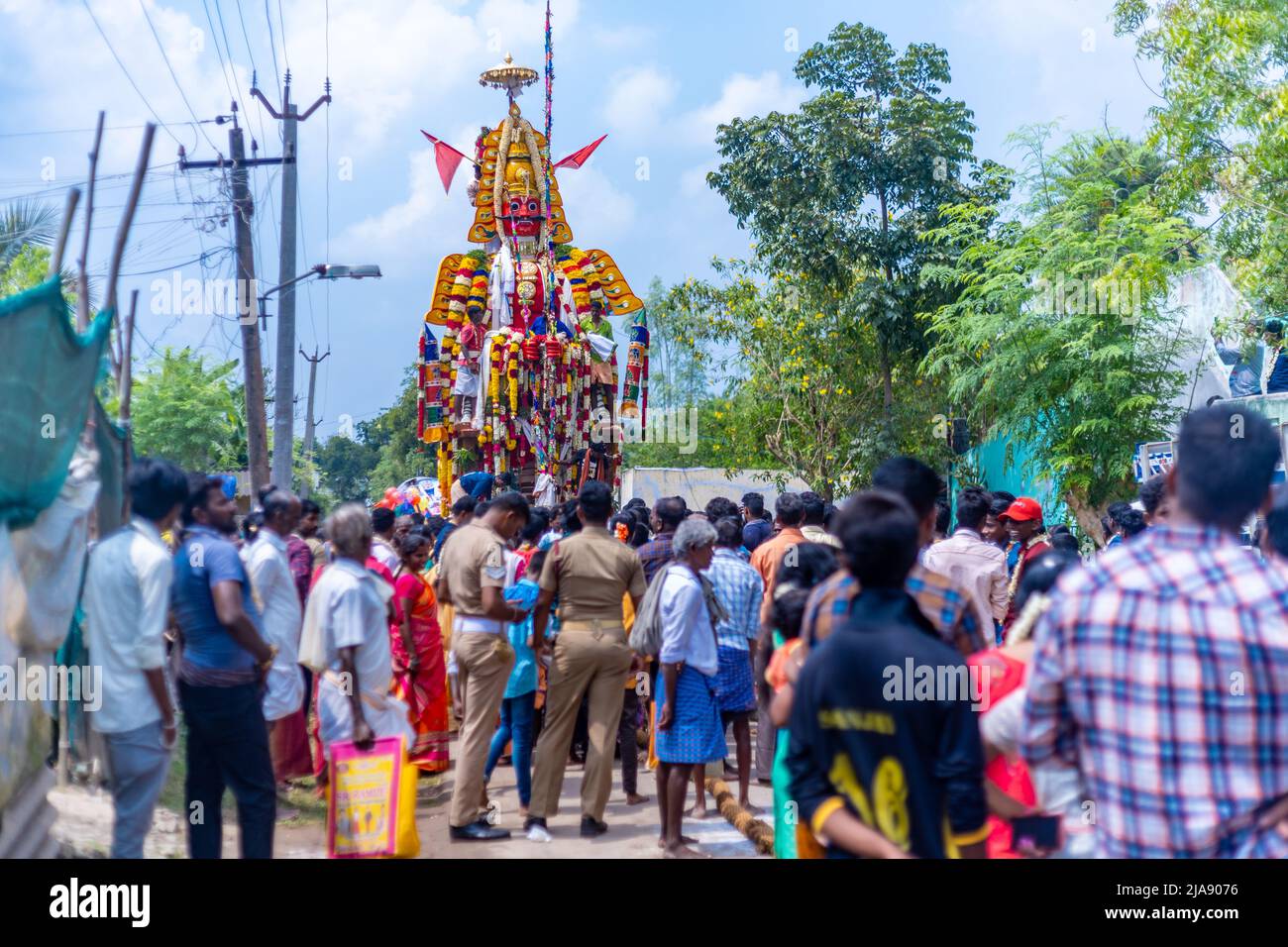 Indische Anhänger ziehen den Chariot eines hinduistischen Lords Aravan, indische Kultur Stockfoto