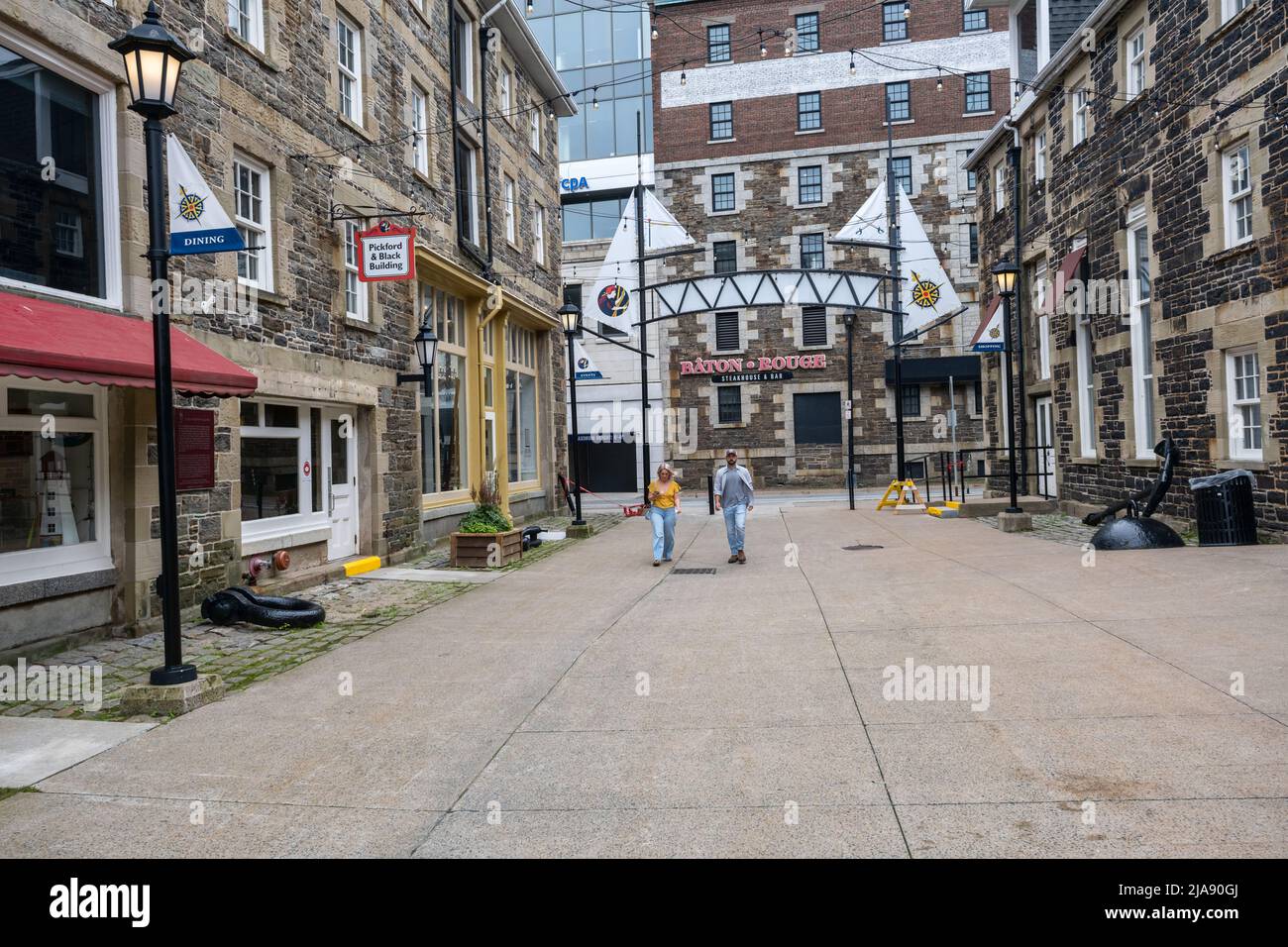 Halifax, Nova Scotia, Kanada - 10. August 2021: Die historischen Lagerhäuser auf dem Halifax Boardwalk in Halifax Stockfoto